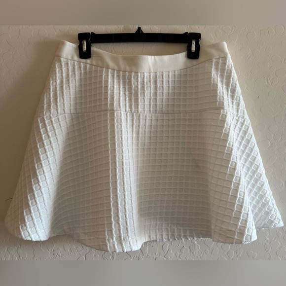Banana Republic Dresses & Skirts - Banana Republic, size 12, white fit and flare quilted skirt